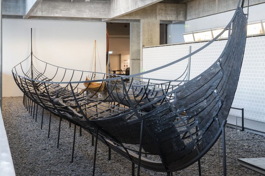 Erleben Sie die 1000 Jahre alten Wikingerschiffe in der Wikingerschiffshalle. Copyright: Das Wikingerschiffsmuseum in Roskilde Erleben Sie die 1000 Jahre alten Wikingerschiffe in der Wikingerschiffshalle. Copyright: Das Wikingerschiffsmuseum in Roskilde
