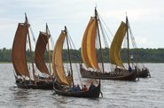 De fem genskabte vikingeskibe sejler på Roskilde Fjord. Copyright: Vikingeskibsmuseet i Roskilde.