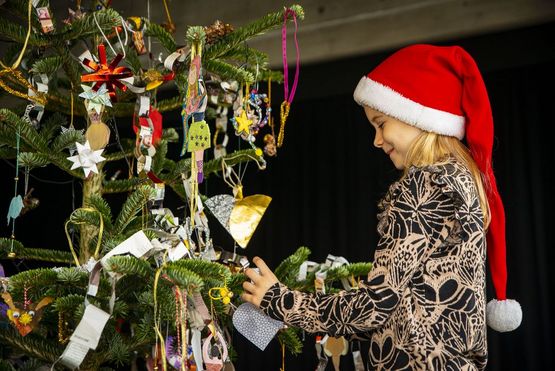 Juletræspyntning i Vikingeskibshallen