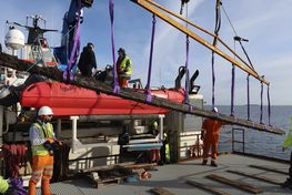 De større genstande løftes fri af havbunden med kran. Her er det kølsvinet fra Svælget 1-skibet, der ser dagens lys efter 200 år på havbunden.