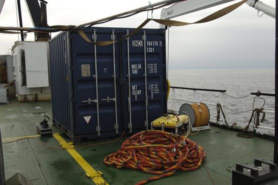 Fra den fjerde container styres ROV’en (Remote Operated Vehicle), der er forsynet med et undervandsvideokamera. Det er også herfra marinarkæologerne kan følge dykkerne via hjelmkameraet og tale med dykkerne på ”dykkertelefonen”. Her modtages ogs Fra den fjerde container styres ROV’en (Remote Operated Vehicle), der er forsynet med et undervandsvideokamera. Det er også herfra marinarkæologerne kan følge dykkerne via hjelmkameraet og tale med dykkerne på ”dykkertelefonen”. Her modtages ogs