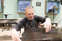 Leder af marinarkæologien på Vikingeskibsmuseet, Morten Johansen, viser en skibsplanke frem i det marinarkæologiske DokuLab på museumsøen. Foto: Jacob N. A