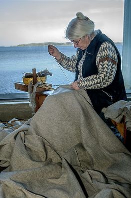 Anna Nørgaard syr sejlet sammen i Vikingeskibhallen 16. - 19. samt den 21. februar
