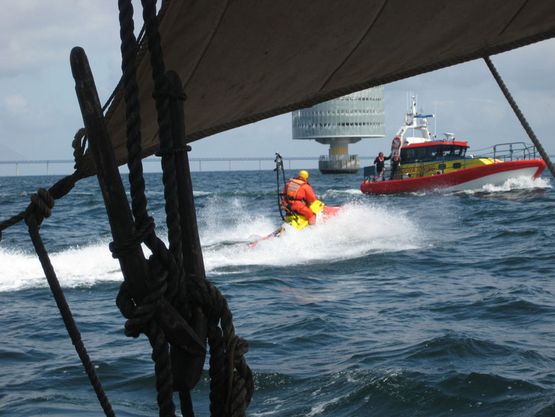 Vi har besøg af den sveske redningstjeneste lige før indsejlingen til Falsterbo Kanalen.
