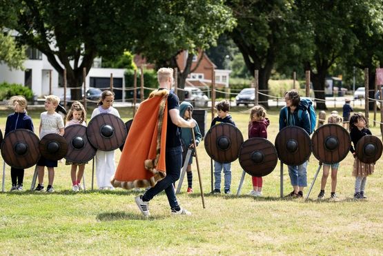 Familierundvisning på Strandengen. Copyright: Vikingeskibsmuseet i Roskilde.