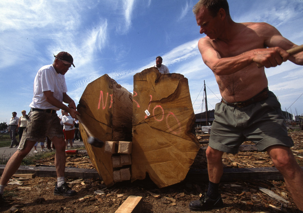 Filmen, der er gået viralt viser viser, hvordan bådebyggerne laver de smidige planker til vikingeskibene. Efter bare fire dage er videoen blevet set af 21,5 millioner mennesker og opslaget har fået 119.000 likes.